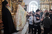 По окончании богослужения все подошли под благословение Крестом.